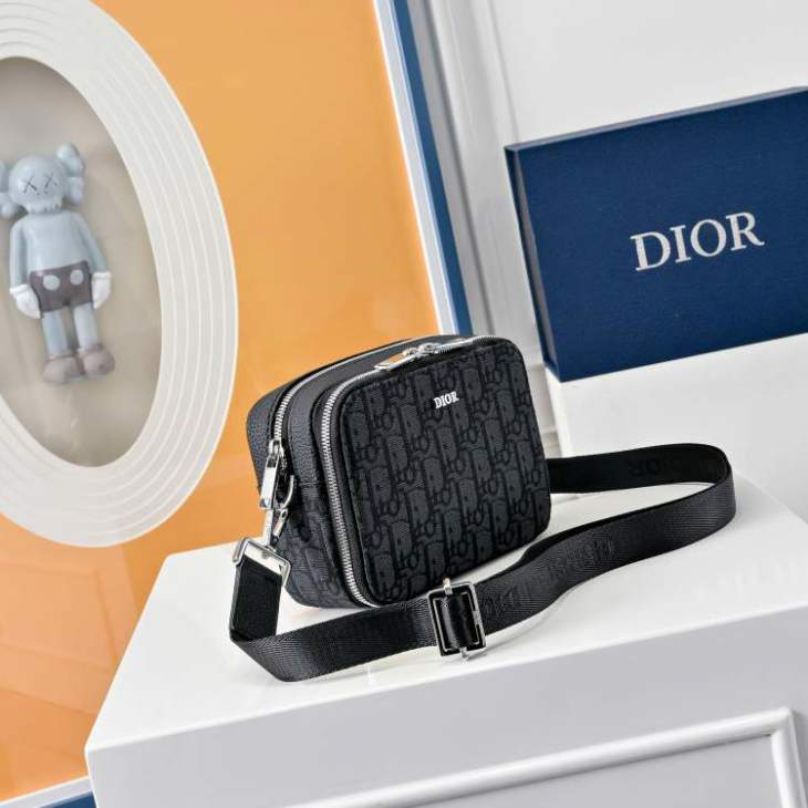 Picture of Dior Handbags _SKUfw239223576fw